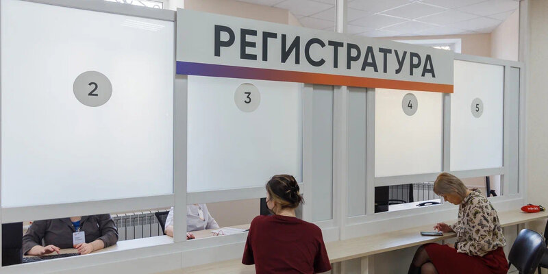 Сиделка для инвалида. Больную помогает работающую. Психосоциальная реабилитация пациентов. Поддержка семьи пациента. Медсестра с пожилым человеком.