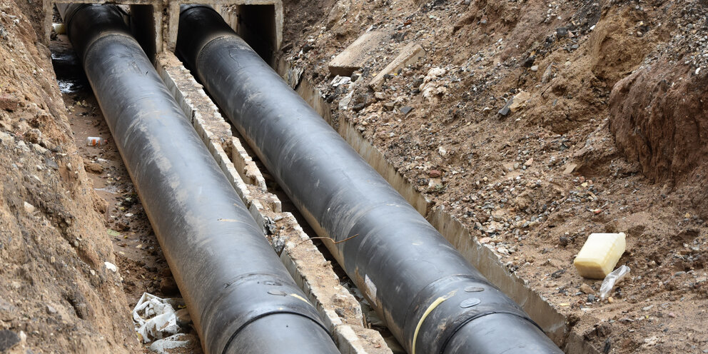 Труб овраги. Труба водопропускная лоток русло. Монтаж водопропускных бетонных труб д400. Труба в канаву. Дорога из труб.