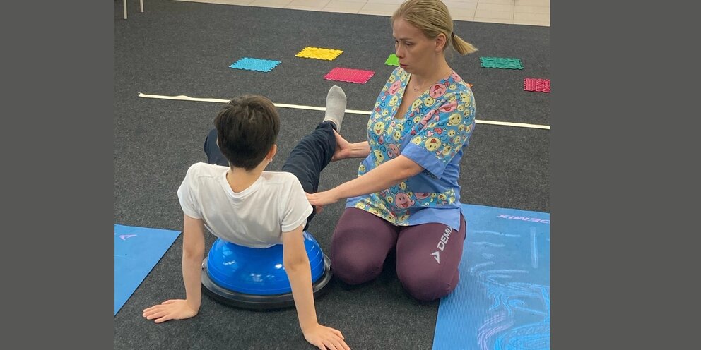 Коммуникация аутистов. Аутист. Аутизм граната. Аутизм приложение. Методы коррекции аутизма у детей.