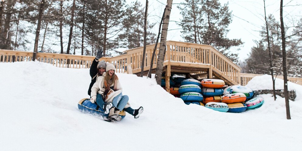 Лучшие лыжные трассы москвы и подмосковья. Лыжня где покататься. Лыжня где покататься. Лыжня в лесу. Лыжник в лесу.