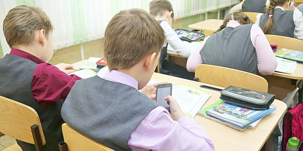 Час занятия минут. Задание с часами часов для детей подготовительной группы. Часы для дошкольников. Час занятия минут. Ребенок с часами.