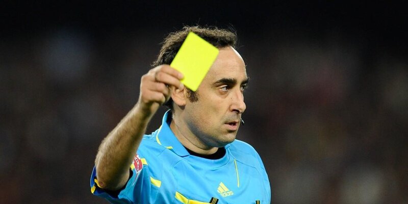 желтая карточка арбитра. рефери в желтом. вадим жук арбитр. арбитр энди уэйн. рефери желтая карточка.