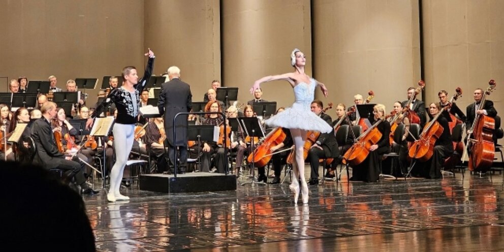 Михаил синькевич дирижер. Под управлением дирижера. Дирижёр симфонического оркестра гергиев. Оперный театр екатеринбург главный дирижер. Джон элиот гардинер.