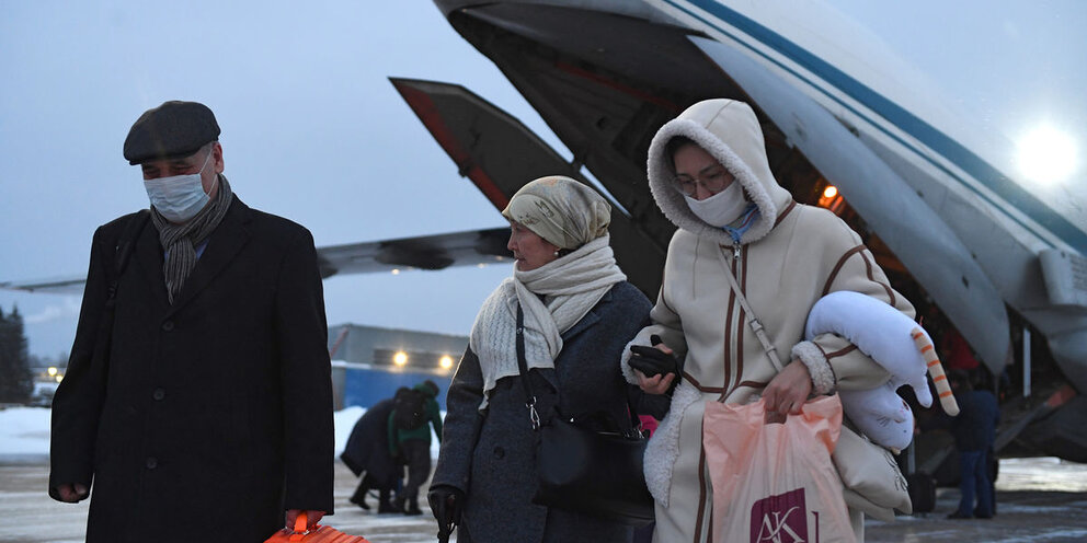Самолет фото. Летающий самолет. Уральские авиалинии и s7. Самолёты из россии в казахстан. Самолет с пассажиром.