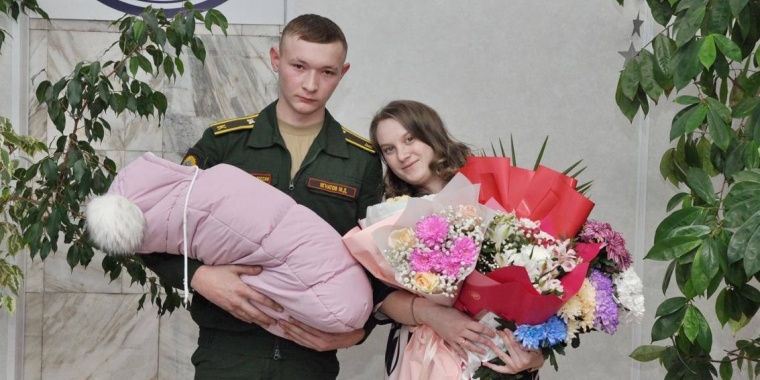 Головоломки найди на картинке. Головоломки найди пингвина. Гергели дудас. Панда среди снеговиков. Венгерский художник гергели дудас.