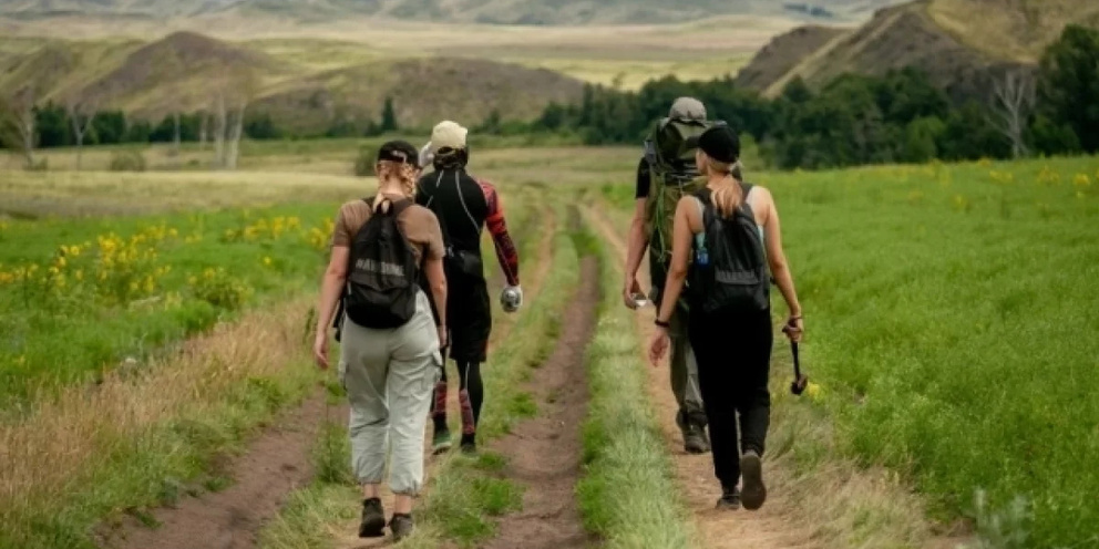 Исторический туризм. Туристы первый. Туристы в горах. Путешественник в городе. Туристы первый.