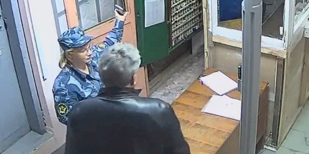 Сотрудники ГУФСИН не дали адвокату пронести телефон в СИЗО Дзен