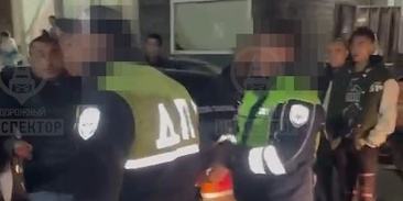 Полицейские тащат человека. Полицейский задерживает митингующего. Задержания в москве с пикетами. Задержание полицейского. Полиция избивает задержанных.