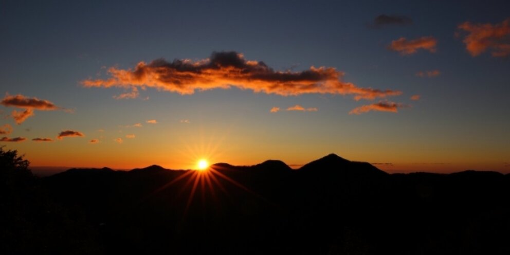 странный дождь порой идет. странный дождь порой идет. та которая уходит в дождь. демотиваторы про взрослую жизнь. два абсолютно разных человека.