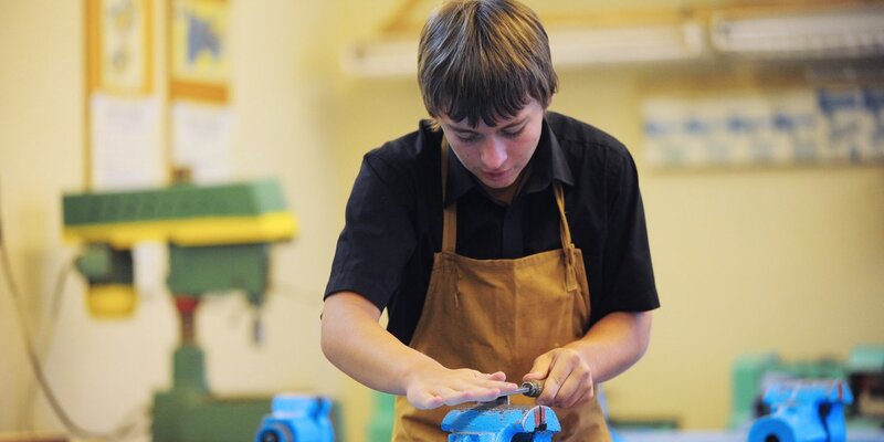 учитель технологии для девочек. технология в школе. уроки труда классы девочки. урок труда у девочек. урок технологии.