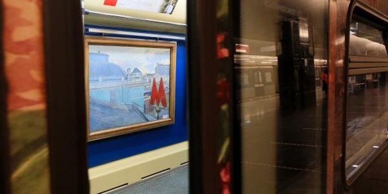 Серая ветка метро поезда