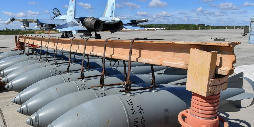 Планирующие бомбы фаб. Авиационная бомба Фаб-500. Су-34 Фаб-500. Авиабомба Фаб-500м-62. Фаб 500 кассетная.