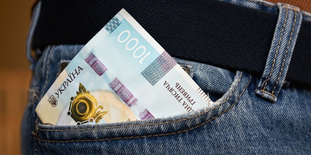 Где хранятся деньги. Деньги под матрасом. Хранение сбережений. Пачка денег в машине. Хранилище банка.