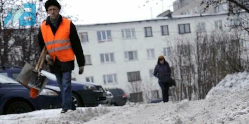 Управляющая не чистит снег во дворе. Заснеженный двор. Внутриквартальная уборка снега. Чистка снега во дворах в москве. Приглашаем на уборку снега.