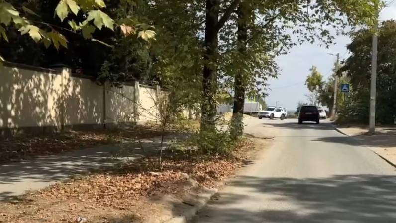 При выезде с прилегающей территории водитель обязан уступить дорогу. При выезде на дорогу с прилегающей территории. Выезд с прилегающей территории пдд. Прилегающая территория пдд. Прилегающая дорога.