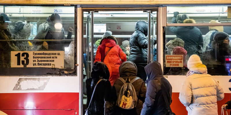 Девочка в автобусе. Девушка лезет в автобус. Девушка в трамвае. Прижимается в транспорте. Домогательство в транспорте.