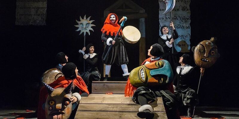 Никто сцена в автобусе. Театральный автобус. Реклама на автобусах. Театр в автобусе. Театрализованная автобусная экскурсия я москвич.