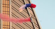 Экстремальный парашютный прыжок ко Дню России состоялся в&nbsp;Москве|