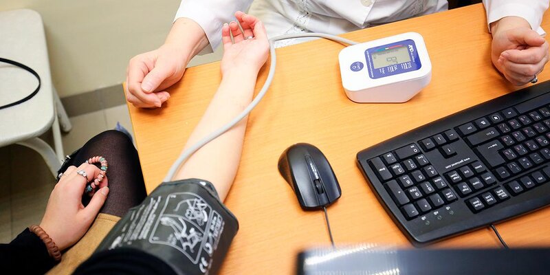 падает давление после еды. падает давление у человека. нормальное давление после инсульта. резко упало давление у человека. повышение ад после приема пищи.