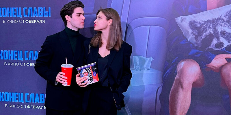 Парень оглядывается. Девушка оборачивается. Студентке пришел парень. Человек задумавшийся на экзамене. Студенчество.