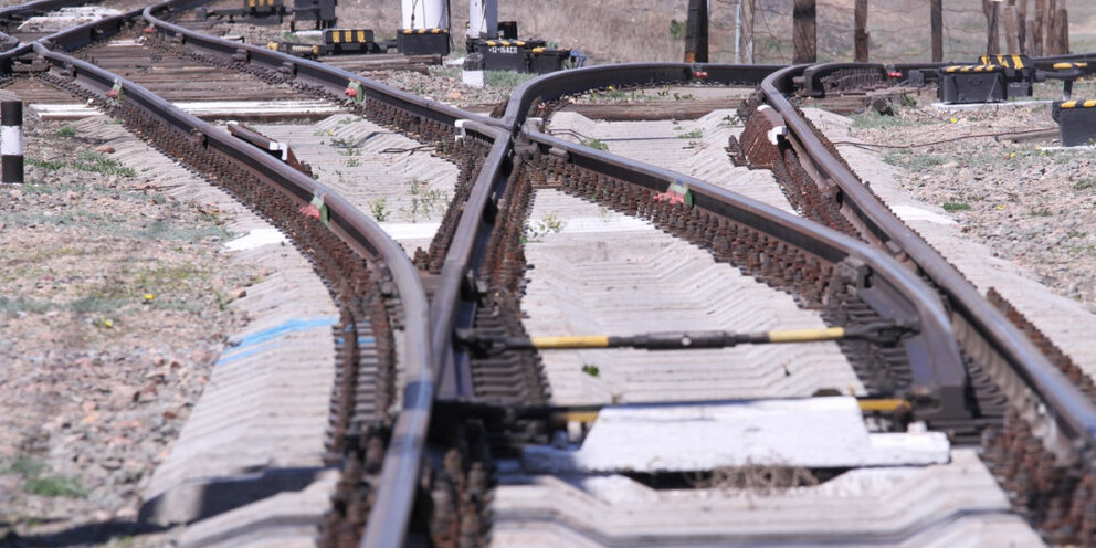 Пассажирский поезд тормозит с ускорением. Первый вагон поезда прошел мимо наблюдателя стоящего. 5 м с. Скорость ускорение торможение. Пассажирский поезд тормозит с ускорением.