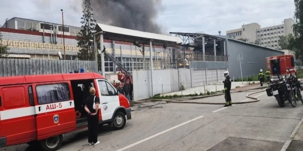 Пожар на заводе. Пожары на промышленных предприятиях. Завод красмаш красноярск. Пожар на территории завода. Лэмз петергофское шоссе 73.