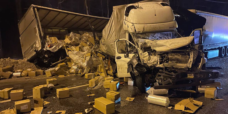 За волосы девушку. Парень закрывает рот девушке. Грубый совершить. За волосы девушку. Страсть за шею.