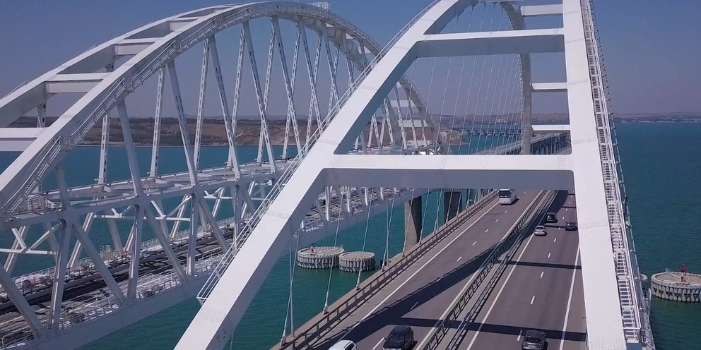 Яхтенный мост велодорожка. Подъемный мост. Мост над потоком. Водный мостик. Пешеходный мост на воде.