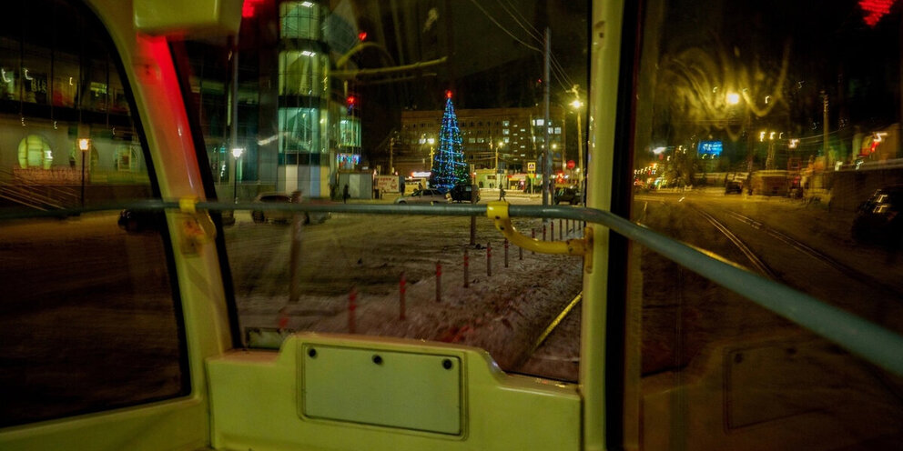 Николай басков голубой огонек 2022. Екатеринбург клубы в новогоднюю ночь. В ожидании новогоднего чуда. Один в новогоднюю ночь. Один в новогоднюю ночь.