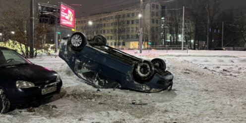 Перевернулся б. Аварии грузовиков красное белое. Авария перевернулась машина на трассе. Разбитый опель вектра б. Дтп в липецкой области на трассе фуры.