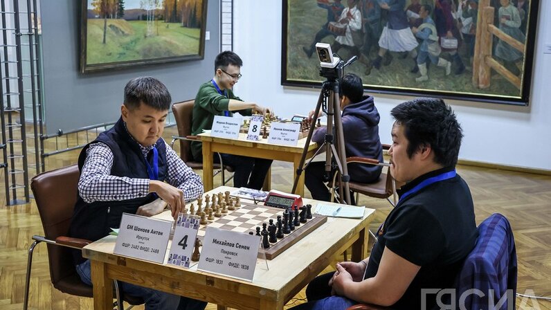 девушка и шахматы. гроссмейстеры россии. магнус карлсен арт. человек играющий в шахматы. магнус карлсен шахматы.