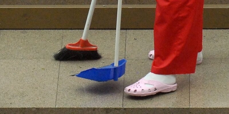 уборка офиса. уборщик помещений. клининговые услуги. инвентарь для уборки производственных помещений. профессиональный клининг.