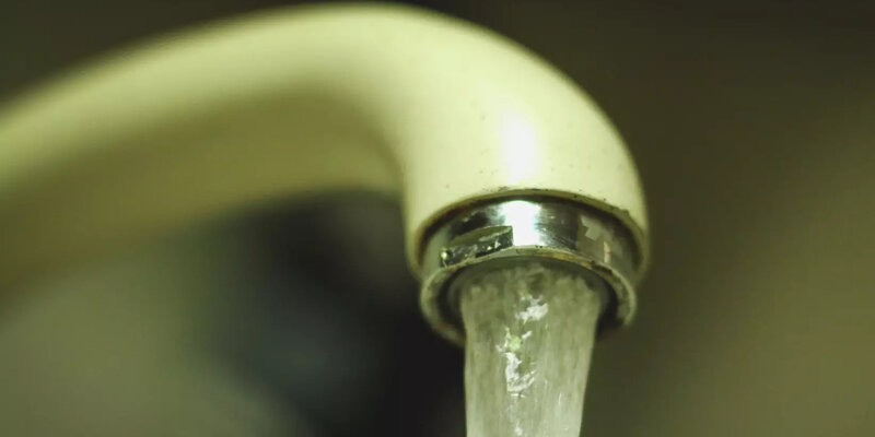 священник окропляет святой водой. священник освящает дом. как окроплять дом водой. как окроплять дом водой. освящение жилища священником.