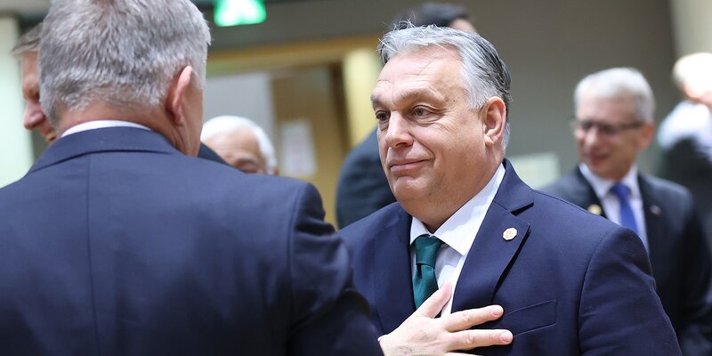 Куда б ни шёл ни ехал ты но здесь остановись могиле этой дорогой. Откуда не возьмись запятые. Куда не шло значение. Значения глагола идти. Куда ходил значение.