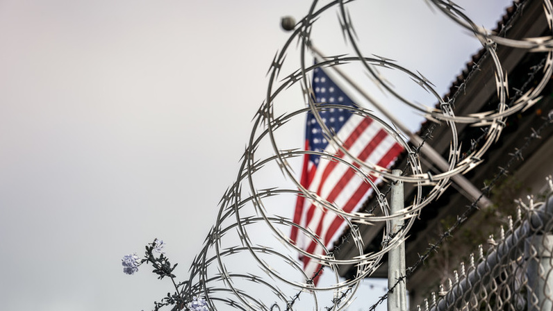 Россияне, чьи имена пропали из баз данных тюрем США, остаются под стражей