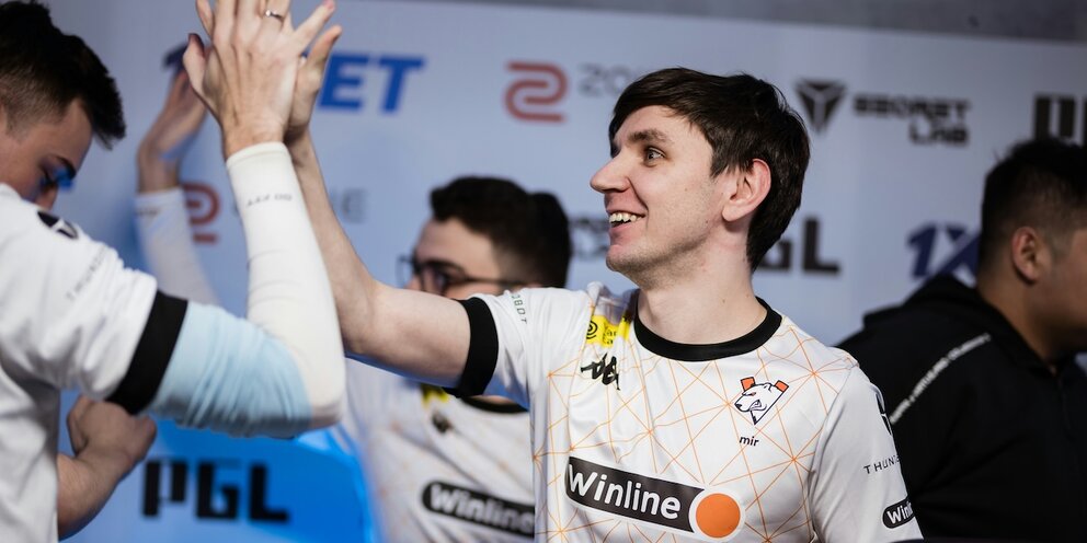 девушка с кубком. человек с кубком. выиграть 1 место. стритбол победители. выиграть 1 место.