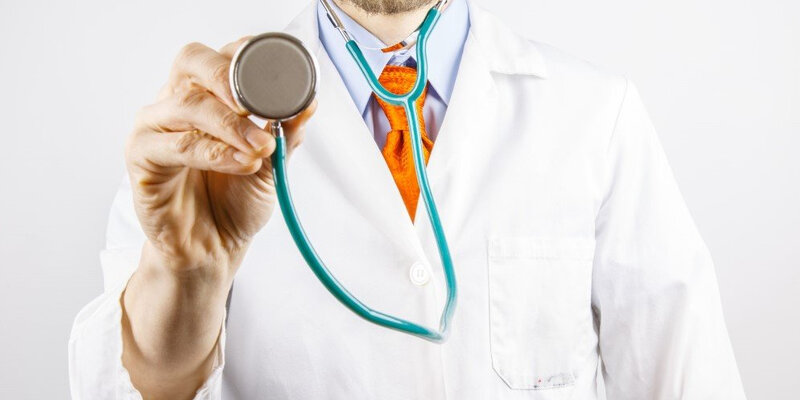 Врач мужчина. Фредди хаймор хороший доктор поцелуй. Презентация по профессии врач. Иван охлобыстин 2021 интерны. Профессия и специальность.