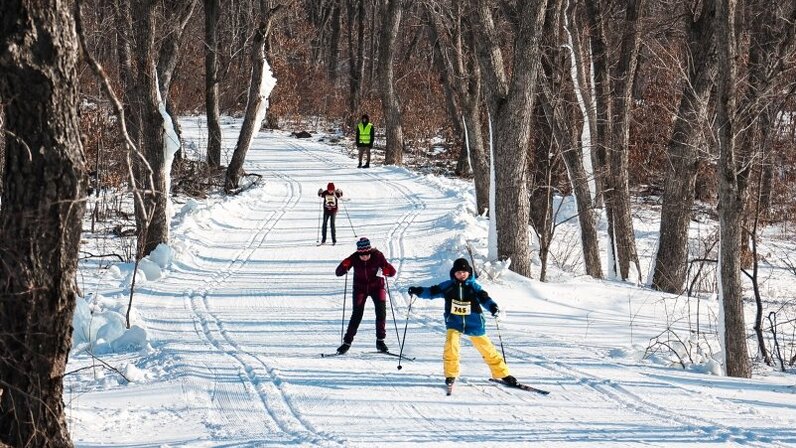 Строители на стройке зимой. Строитель зимой. Сосульки на крыше. Где работать зимой. Строительная площадка зимой.