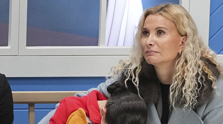 Тренажерный зал. Фитнес тренер. Спортивные люди. Социальный инструктор. Спортивная зарядка.