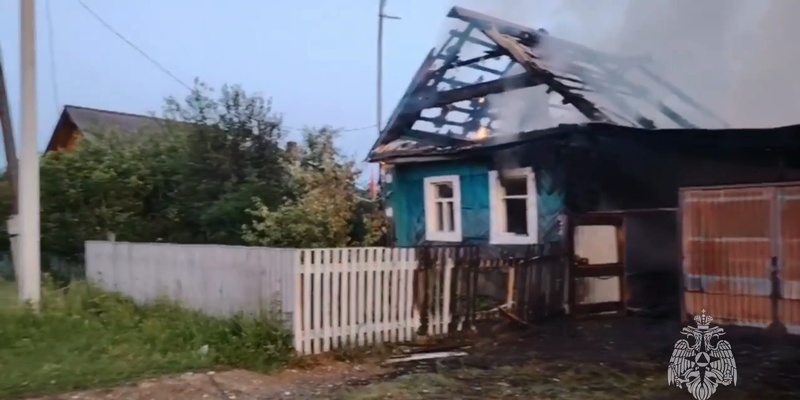 Два дома сгорели ночью в поселке Октябрьский Челябинской области Дзен