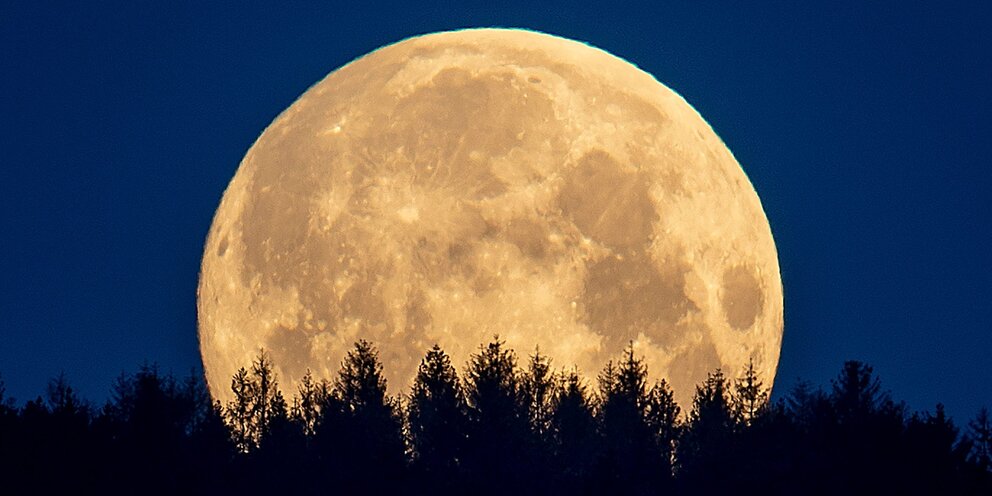 свет луны. обои на рабочий стол луна. светильник сфера луна. красивая луна. красивая луна.