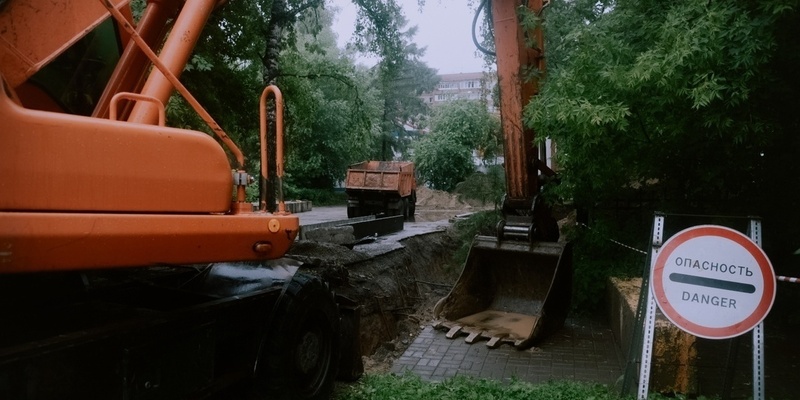 Перекрывают дорогу к дому