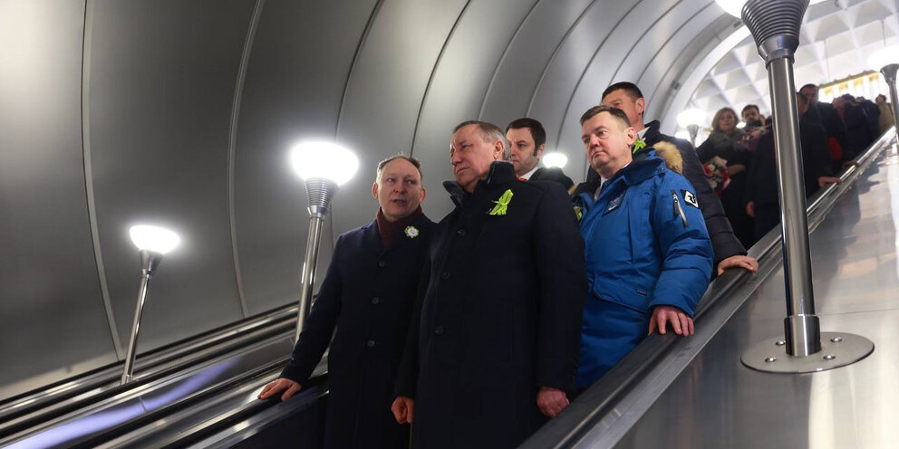 ладожская станция метро закрытие на ремонт. поезд метро. станция с лицом. капремонт метро спб. закрытие метро удельная на ремонт.