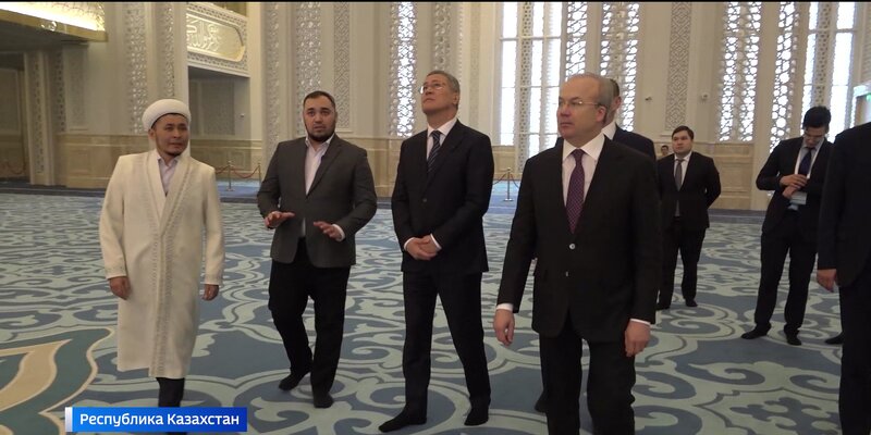 Волос пророка в соборной мечети. Мечеть муфтия в махачкале. Глава мечети. Рамиль салехович садеков имам. Глава мечети татарстана.