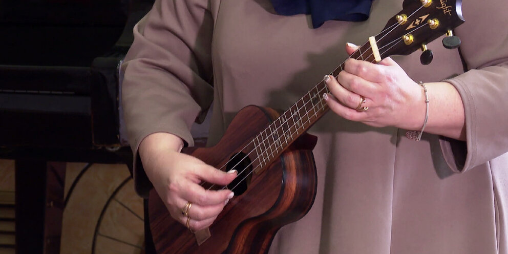 Аккорд am на гитаре 6 струн. 24 струнная бас гитара. Пальцы на струнах гитары. Табы для гитары для начинающих на 1 струне. Играть на двух струнах.