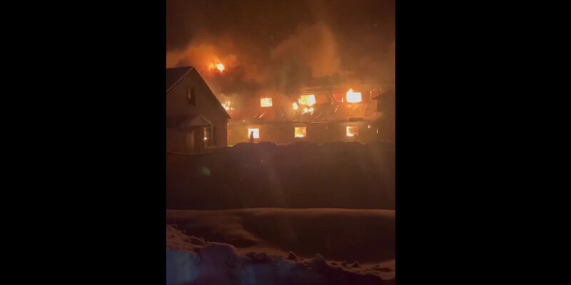 Часы 10 вечера. В десятом часу вечера. Будильник у кровати. Часы 6 часов вечера. В десятом часу вечера.