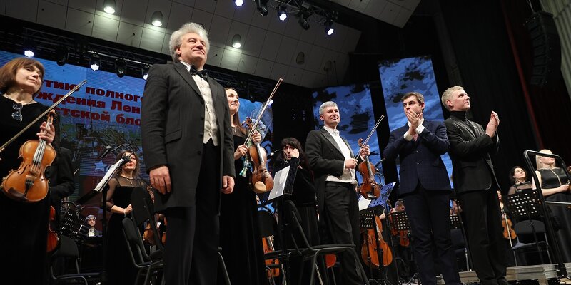 Исполнение ленинградской симфонии. Исполнение ленинградской симфонии. Шостакович седьмая симфония куйбышев. Симфония шостаковича в блокадном ленинграде. Исполнение ленинградской симфонии.