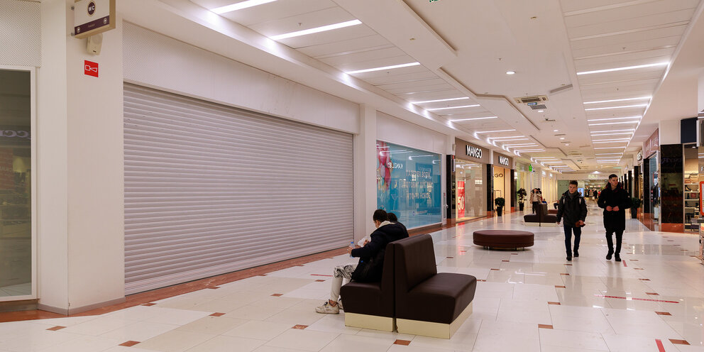 Hm весна алтуфьево. Интернет трц. Тц весна алтуфьево магазины. Освещение торгового зала. Торговый центр весна москва.