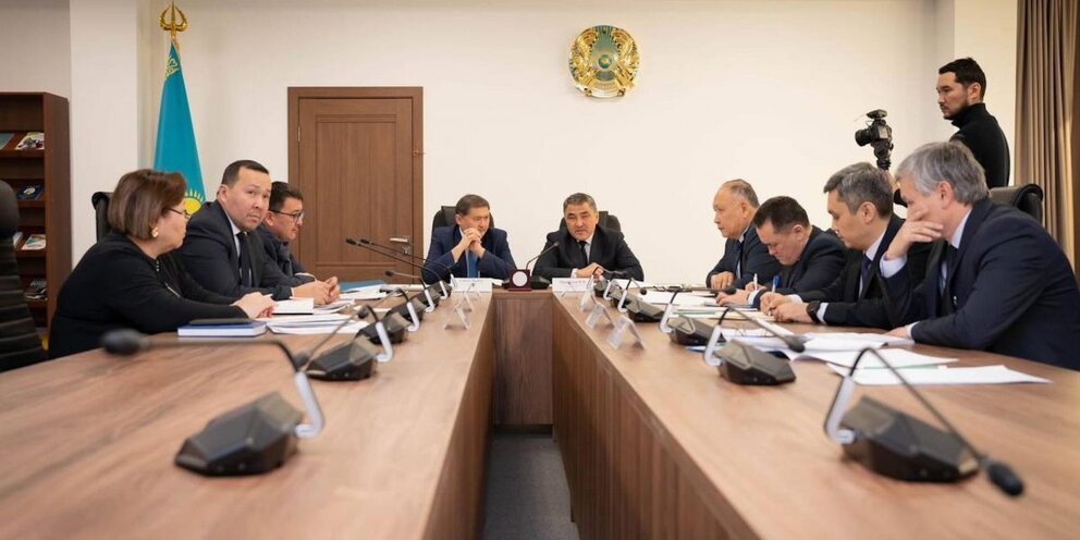 чем занимаются бывшие руководители. занятой человек. офисный сотрудник. бизнесмен устал. чем занимаются бывшие руководители.