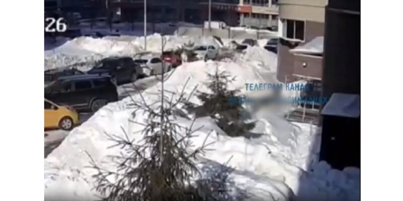 балкон в пятиэтажке. обрушение балкона в панельном доме. сломанная крыша балкона. разбитый балкон. разбитый балкон.